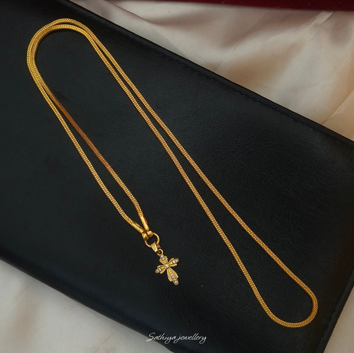Forming Christian cross dollar chain DL-21104
