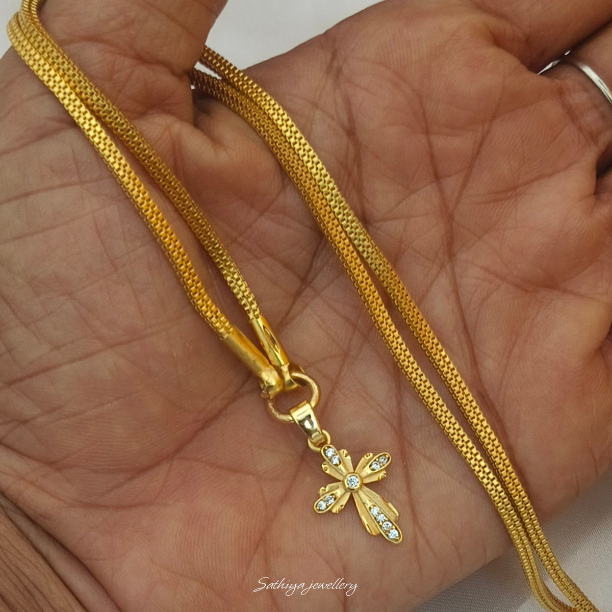 Forming Christian cross dollar chain DL-21104