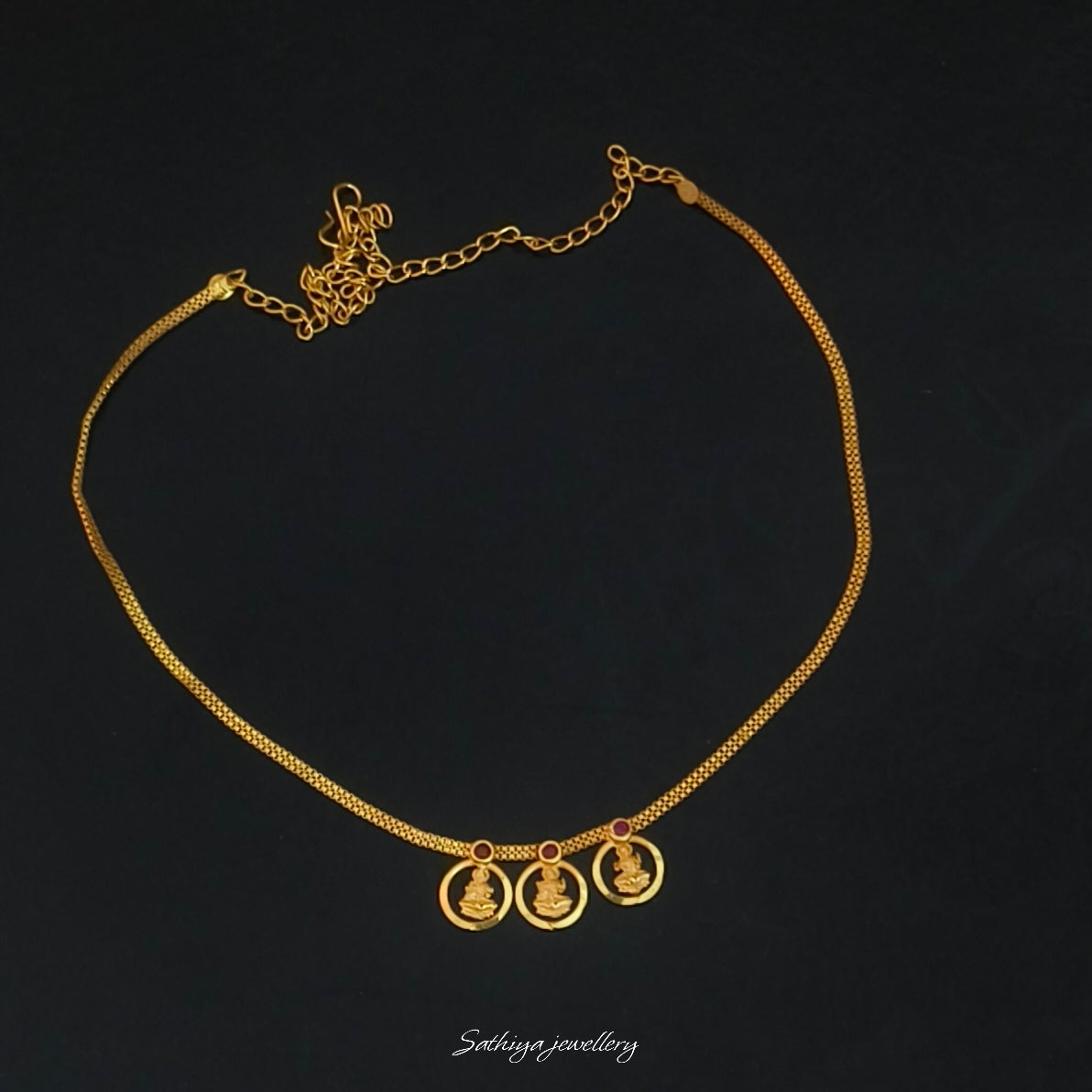 Forming Lakshmi necklace N 41061
